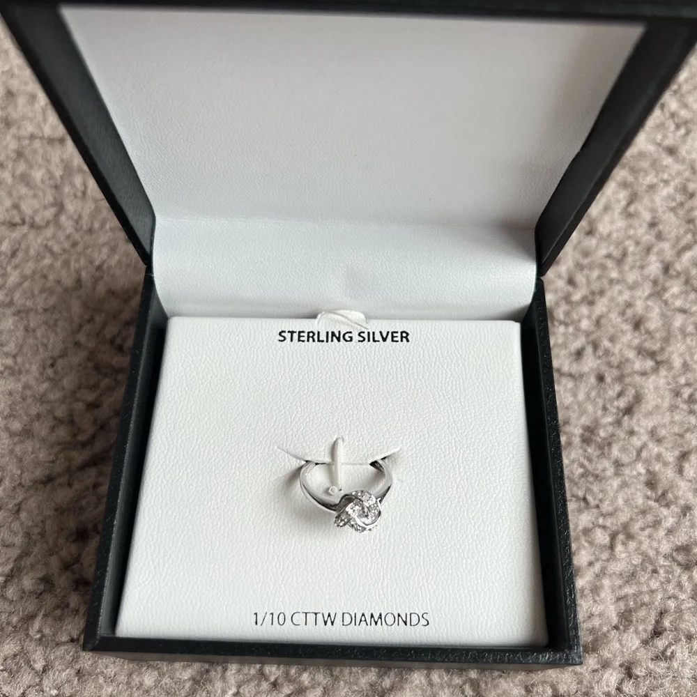 1/10 cttw Diamonds Ring - Picture 3 of 4